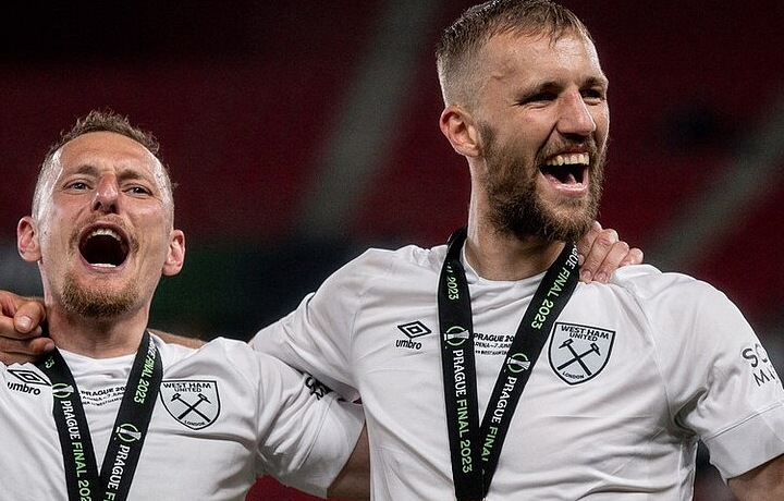 Čeští fotbalisté pomohli získat anglickému týmu trofej