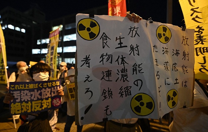 Demonstrace před úřadem premiéra v Tokyu