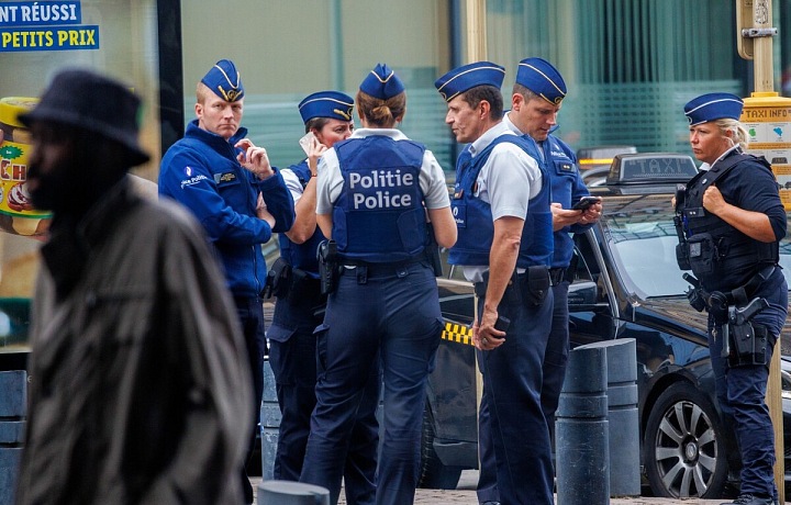 Policisté na nádraží v Belgii