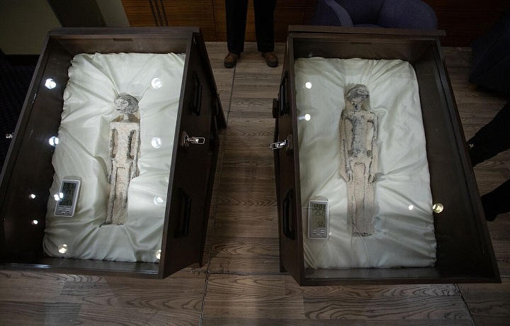 Údajná těla mimozemšťanů v Mexiku.