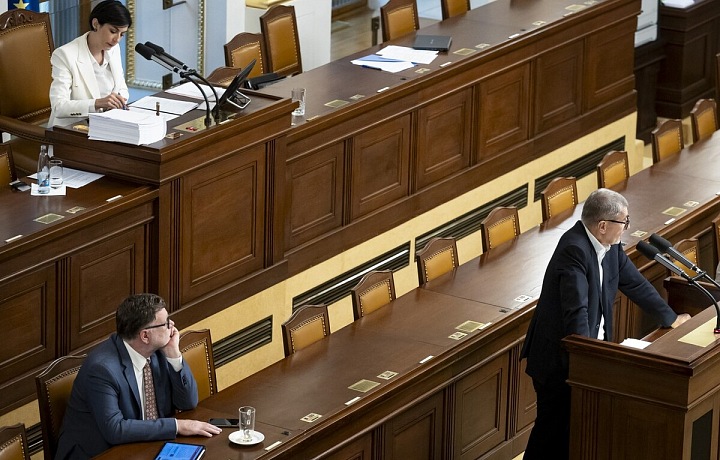 Andrej Babiš a Zbyněk Stanjura během jednání Sněmovny.