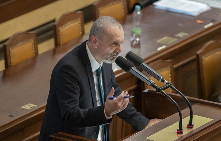 Michal Šalomoun u řečnického pultu.