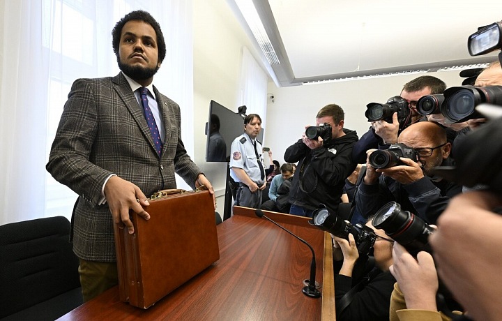 Dominik Feri na lavici obžalovaných