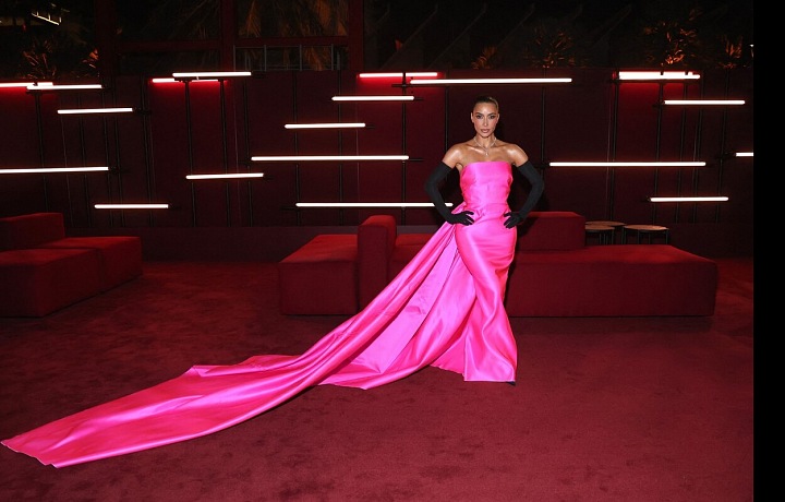 Kim Kardashian oblékla výraznou růžovou