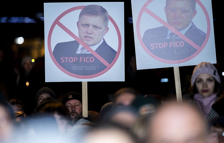 Demonstrace proti politice Roberta Fica.