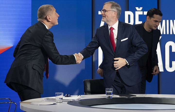 Andrej Babiš a Petr Fiala před poslední televizní debatou. Jejich strany si možná podají ruce i po volbách.