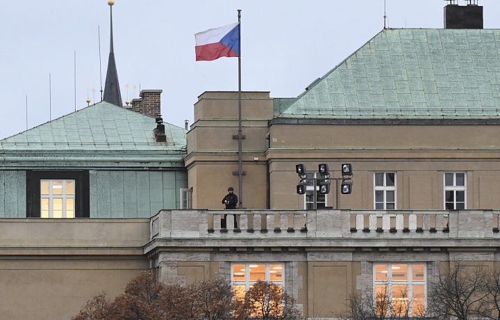 Útočník na střeše budovy