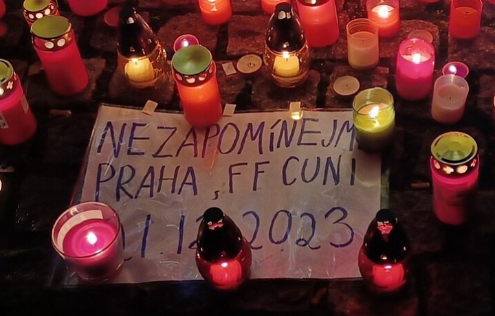 Pietní místa za následky hrůzného činu vznikla hned na více místech Česka