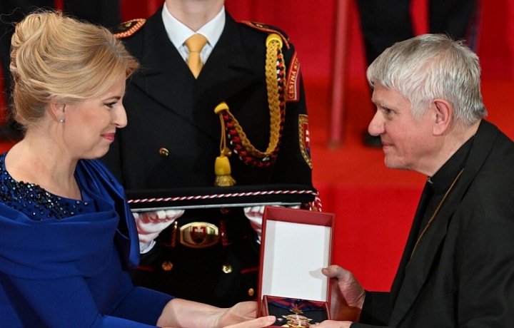 Čaputová předává ocenění biskupovi Malému