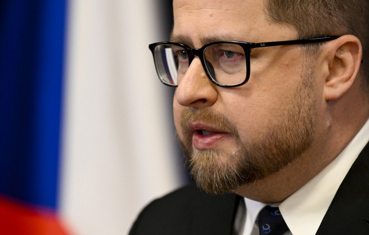 Guvernér zůstává ve svých předpovědích opatrný