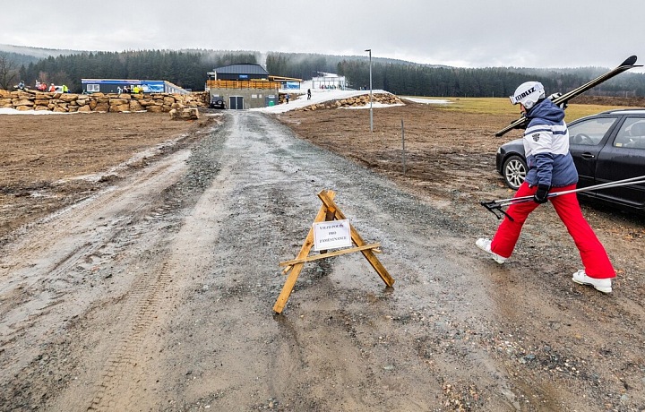K dispozici je jen technický sníh v úzkých pruzích na sjezdovkách.