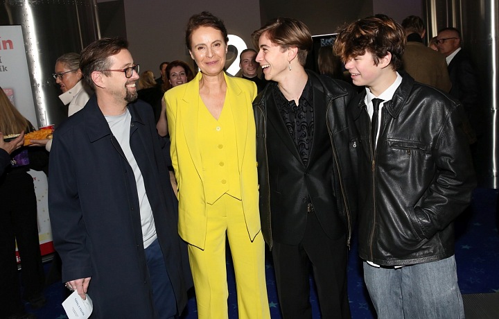 Lenka Vlasáková, Jan Dolanský a synové Maxmilian a Johan na premiéře filmu Matka v trapu. 21. 2. 2024 