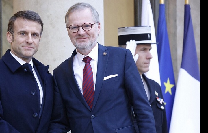 Český premiér se včera sešel s francouzským prezidentem Macronem v Paříži