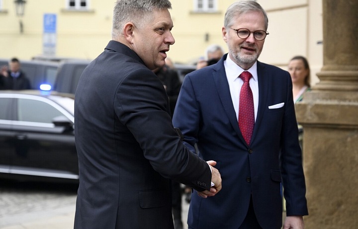Robert Fico a Petr Fiala na setkání V4 v Praze.