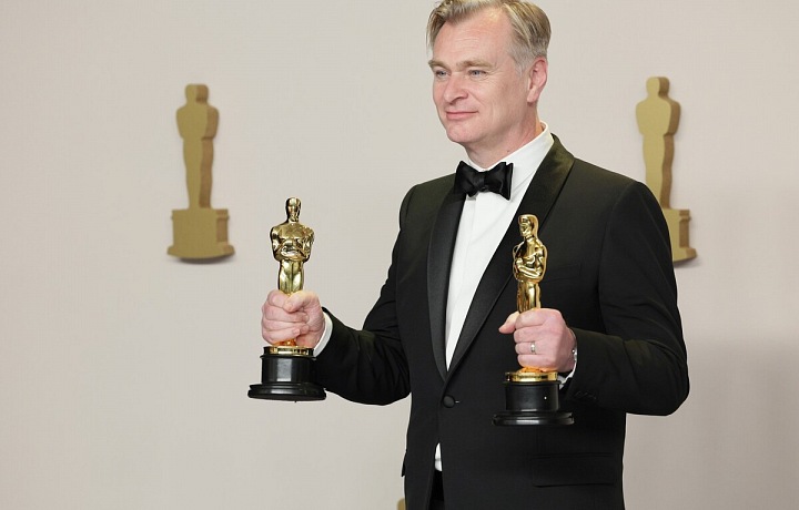 Christopher Nolan má cenu za nejlepší film i režii.