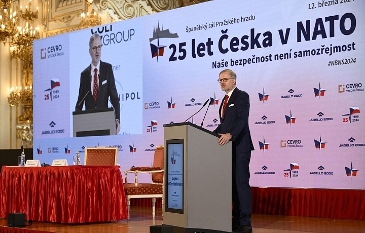 Premiér Petr Fiala během oslav výročí vstupu do NATO.