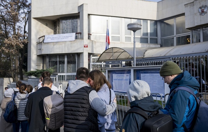 Volby před pražskou ambasádou Ruska