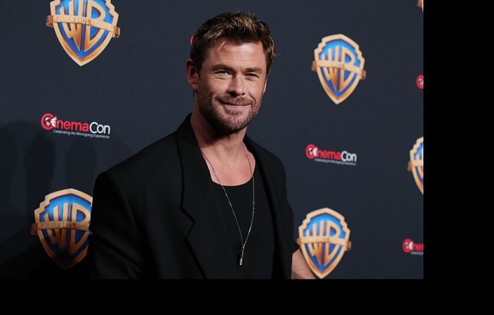 Chris Hemsworth vsázel na černou