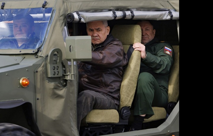 Ruská armáda drží spolu s Vladimírem Putinem nad společností otěže pevně v rukou