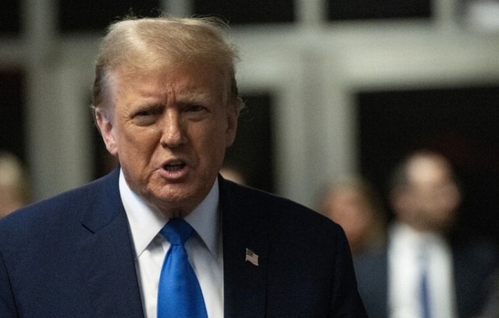 Bývalý americký prezident musí být u soudu osobně