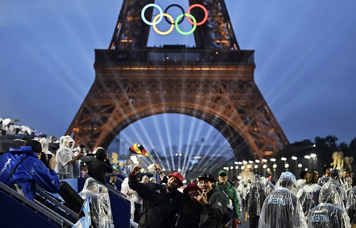 Zahájení olympijských her bylo na řece Sieně a také pod Eiffelovou věží.