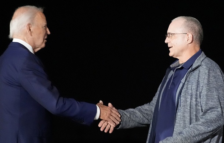 Americký prezident Joe Biden uvítal některé vězně osobně