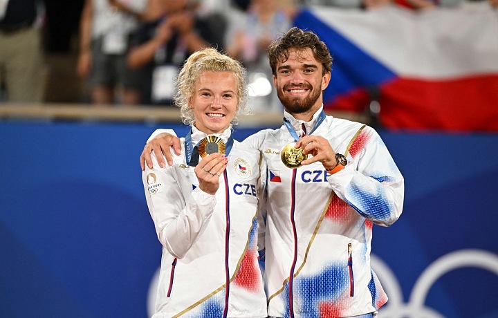 Tenisté Kateřina Siniaková a Tomáš Macháč se zlatými medailemi.