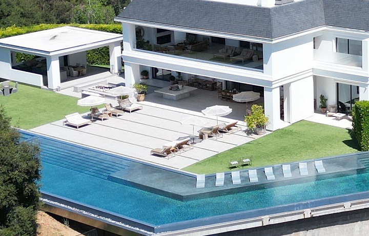 Luxusní dům je prázdný