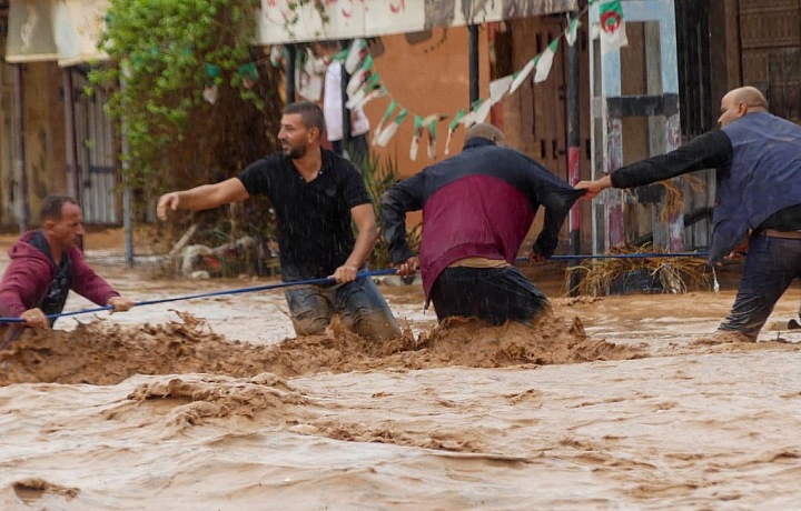 Lidé na Sahaře se musejí schovat do bezpečí