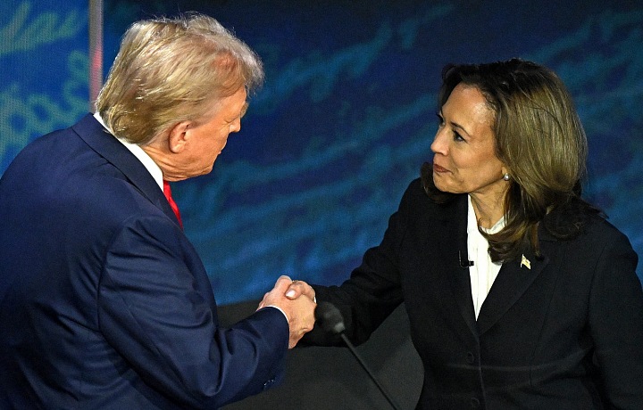 Prezidentská debata začala podáním ruky ze strany Kamaly Harris
