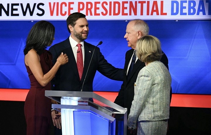 Kandidáti s manželkami ve studiu.