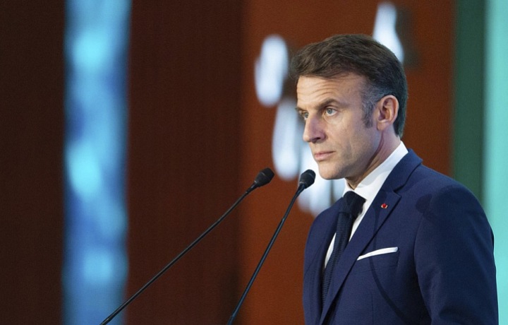 Macron hledá řešení ze složité situace