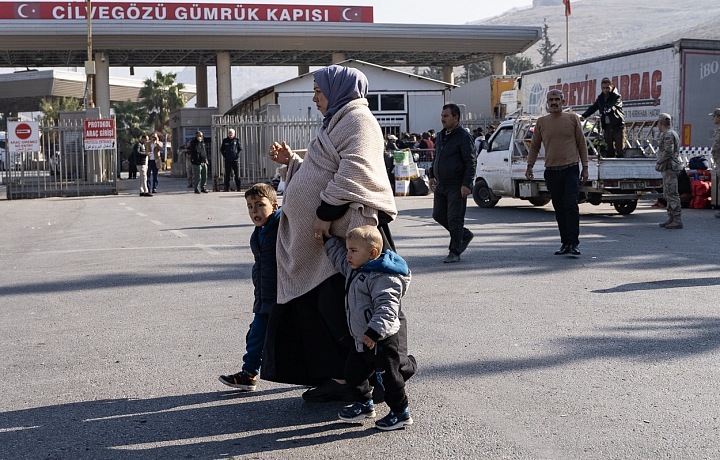 Migranti překračují hranici z Turecka do Sýrie
