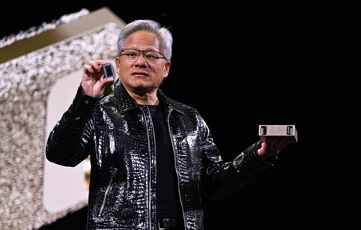 Jensen Huang na prezentaci Nvidie v roce 2025