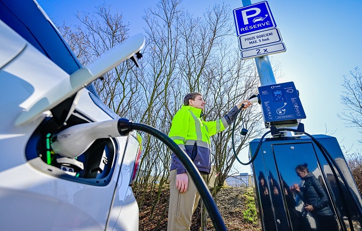 Dobíjecí stanice v rámci pouličního osvětlení v Praze