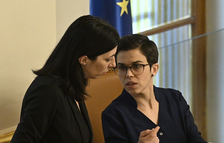 Násilí se nevyhýbá ani těm, co vystupují v Poslanecké sněmovně  