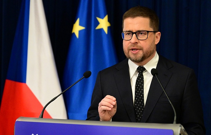 S guvernérem hlasovalo pro ponechání sazby dalších šest členů bankovní rady 