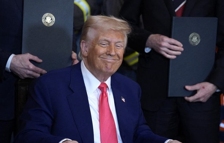 Americký prezident si zatím nová cla pochvaluje