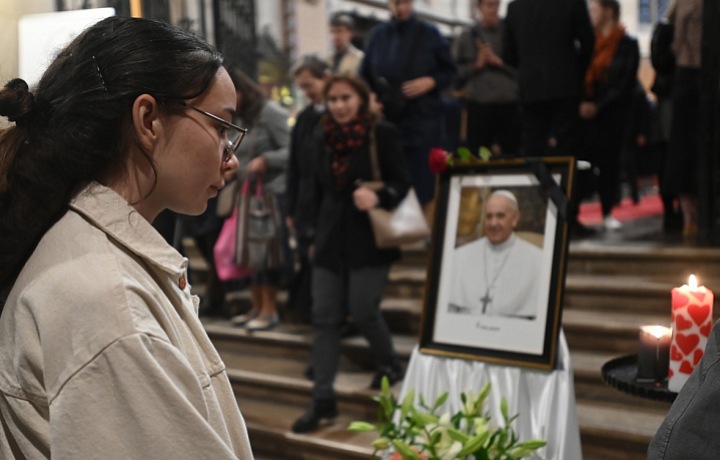 V katedrále svatého Víta na Pražském hradě se lidé loučí s papežem Františkem