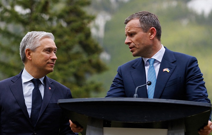 Kanadský ministr financí François-Philippe Champagne a jeho ukrajinský protějšek Serhij Marčenko na schůzce ministrů financí G7