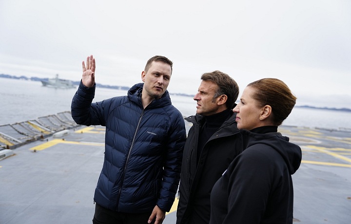 Grónsko navštívil i Emmanuel Macron (dále dánská premiérka Mette Frederiksen a grónský premiér Jens-Frederik Nielsen)