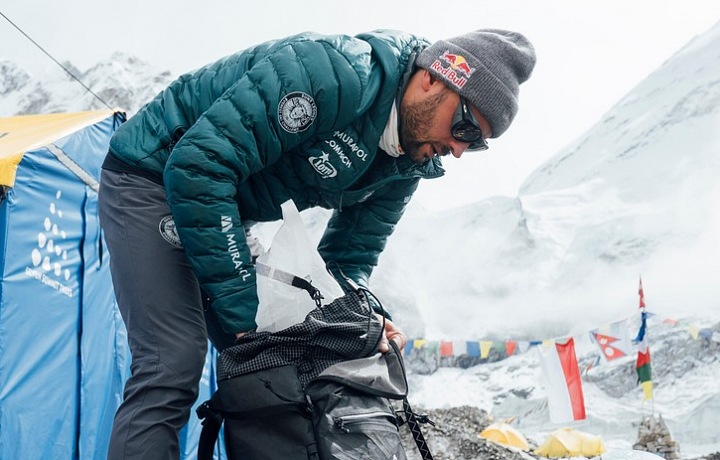 Lidé se balí, aby se zachránili před špatným počasím