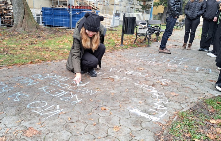 Na chodníky píší vzkazy Robertovi Ficovi jak studenti, tak další Slováci