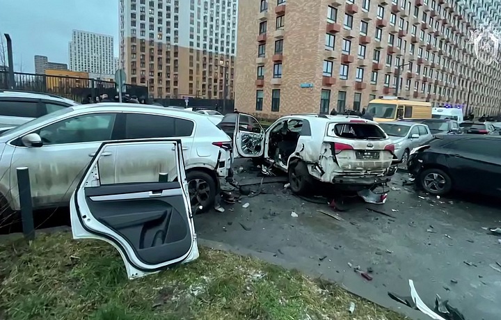 Automobil po výbuchu bomby.