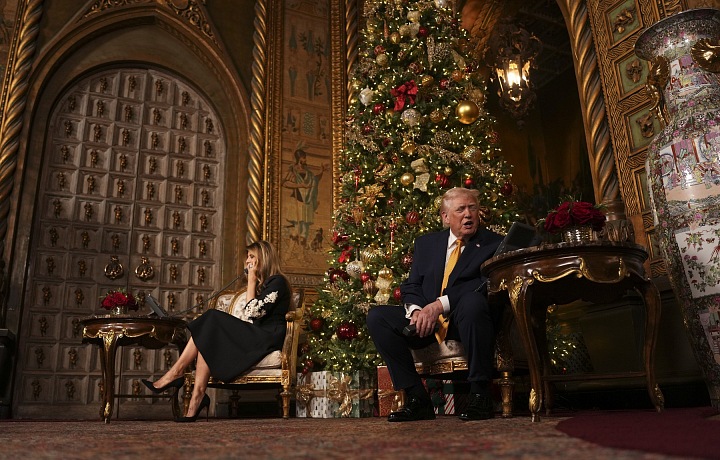 Donald Trump a Melanie Trumpová během vánočních hovorů s dětmi.