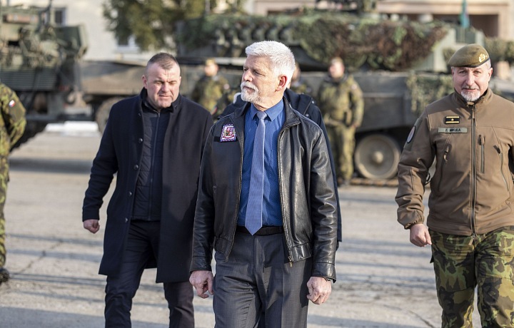 Petr Pavel během návštěvy vojenského útvaru v Přáslavicích.