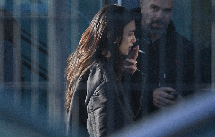 Dua Lipa během natáčení reklamy ve Varšavě