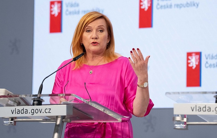 Alena Schillerová se výrazných barev nebojí