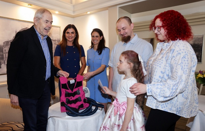 Zakladatelka nadační fondu Naše plíce Elena Jakubovič předala Aničce spolu s Markem Ebenem dýchací vestu