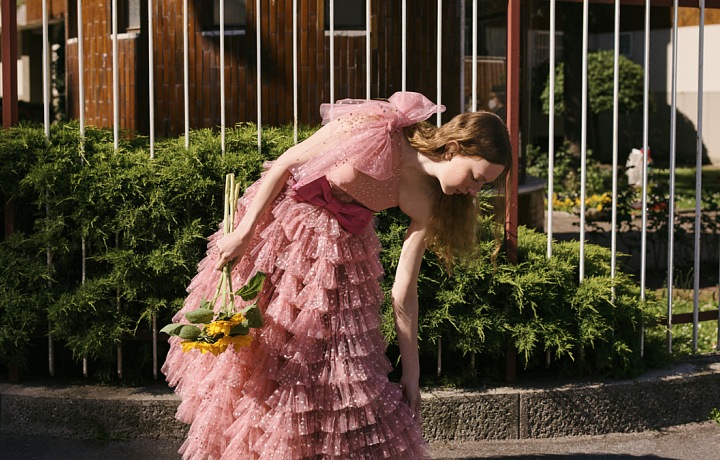 Modelka v šatech REDValentino Fall 2020